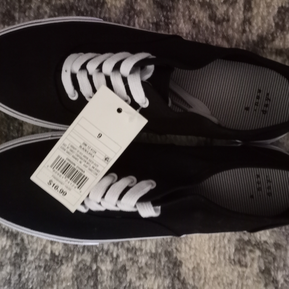 A new day womans sneakers size 9